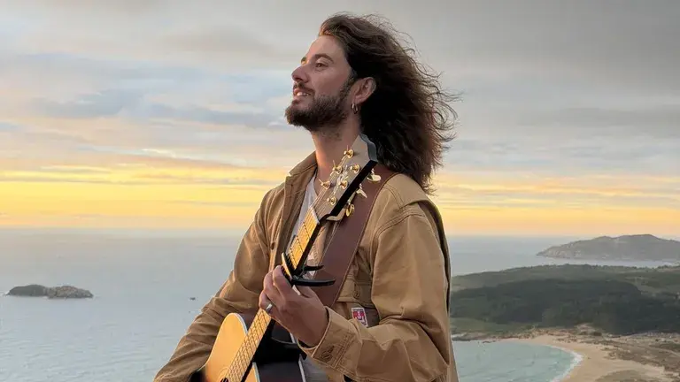 Andrés Rodríguez, profesor de instituto y músico, saca su primer disco: "Quemar las naves"