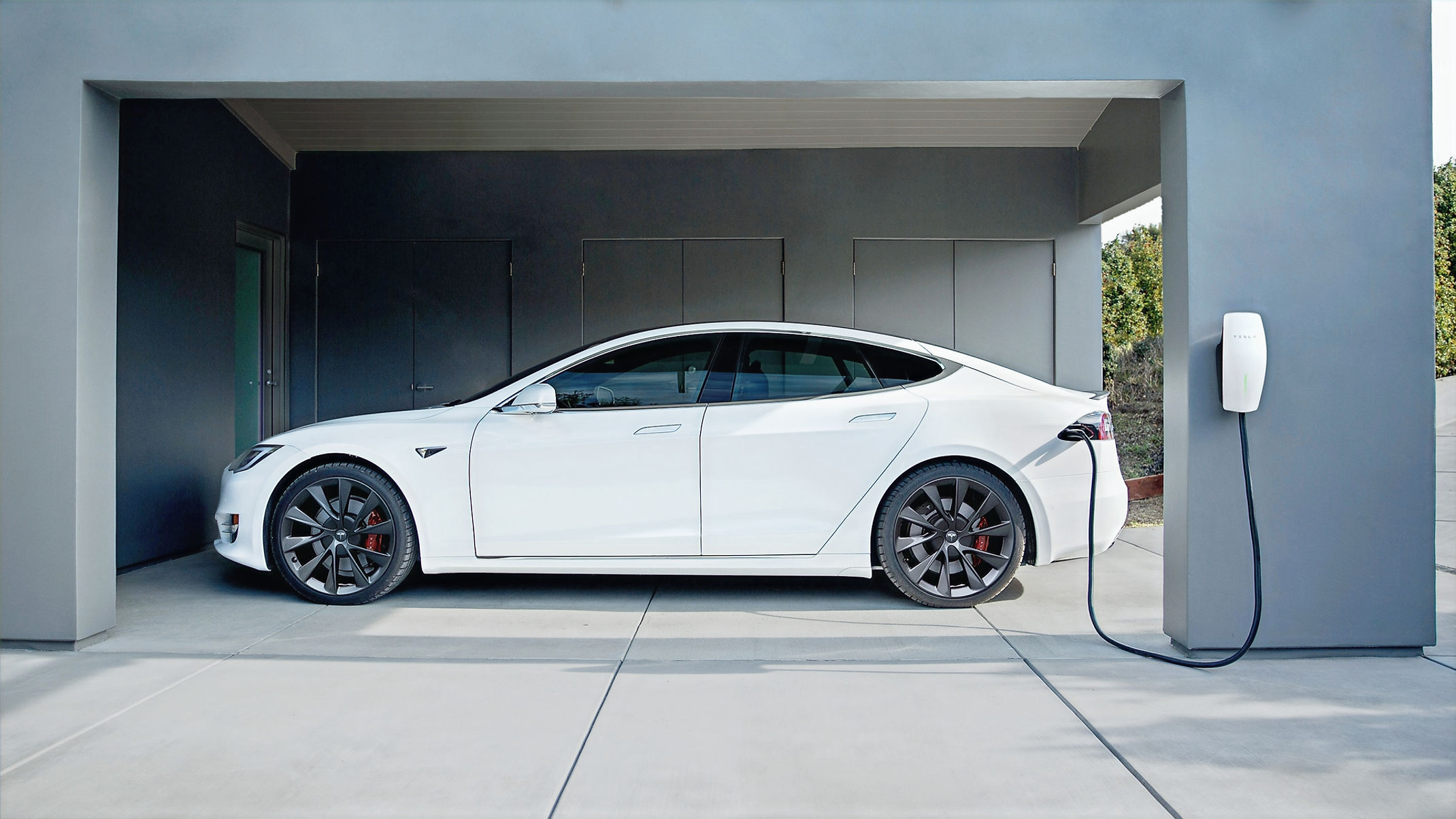 Main-Charging-HomeCharging-Desktop_edited.jpg