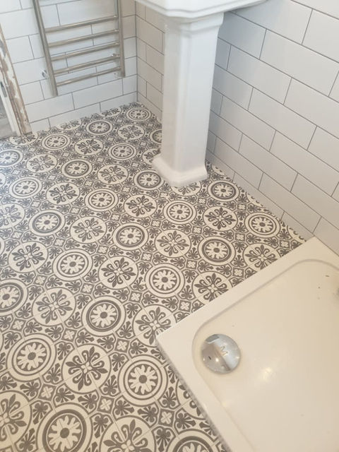 Decorative bathroom tile floor