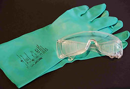 Schutzhandschuhe und -brille