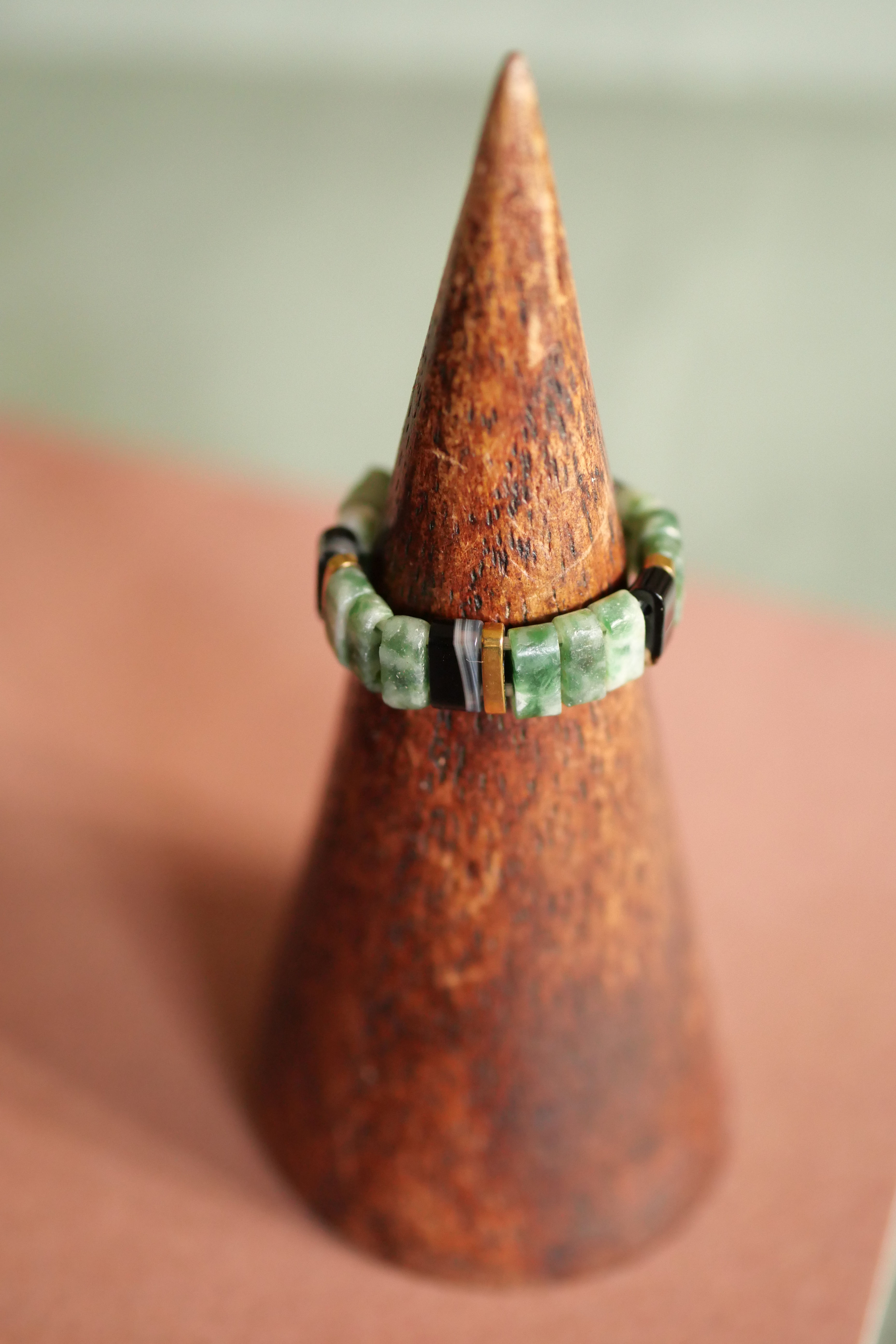 Bague perles plates en jaspe pois vert
