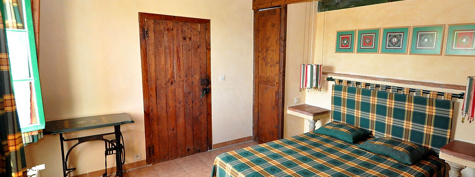 chambre écossaise, lit 1m40 rez de chausée du gîte
