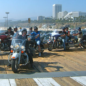 PeterPanPlanet Route 66 Harley Davidson Moottoripyörällä,
Mp Matka Route 66,
Route 66 Mp Matka,
Amerikka Moottoripyörällä Route 66 Highway 1 Hawaiji I Peterpanplanet’,
Route 66 Moottoripyörämatka 2026,
2026 Route 66 Moottoripyörällä,
2025 Ja 2026 Pohjois-amerikka Moottoripyörällä,
Route 66 Moottoripyörällä,
Route 66 Matka Moottoripyörällä,
Mp Matka Amerikkaan,
Usa Route 66 Matka Moottoripyörällä,
Route 66 Moottoripyörämatka,
Pohjois-amerikka Moottoripyörällä,
Moottoripyörämatkat Amerikkaan,
Amerikka Moottoripyörämatkat,
Usa Moottoripyörämatka,
Chicagosta Los Angelesiin Moottoripyörällä,
Moottoripyörämatka Amerikka,
Amerikka Moottoripyörällä Matkat,
Moottoripyörällä Amerikkaan,
Usa Matkat Moottoripyörällä,
Usa Moottoripyörällä,
Amerikka Moottoripyörällä Matkat Peterpanbike,
Matka Route 66,
Legendaarinen Tie Moottoripyörällä,
Route 66 Nähtävyydet,
Group of bikers on motorcycles arriving at the Santa Monica pier in California, ending their PeterPanPlanet Route 66 motorcycle tour
