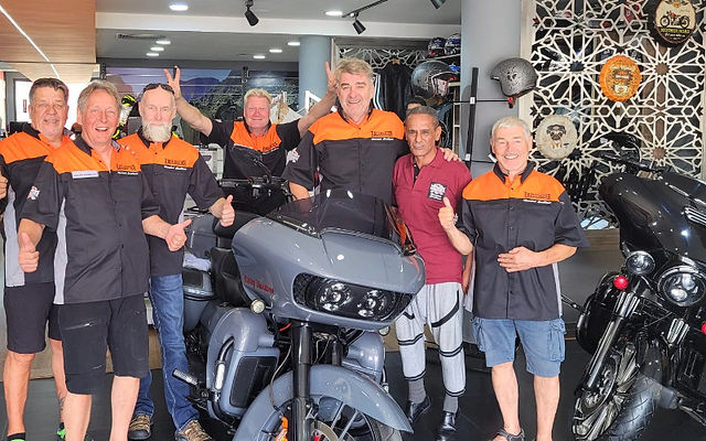 suomalaiset motoristit Marrakech kaupungilla ja Harley Davidson moottoripyörä