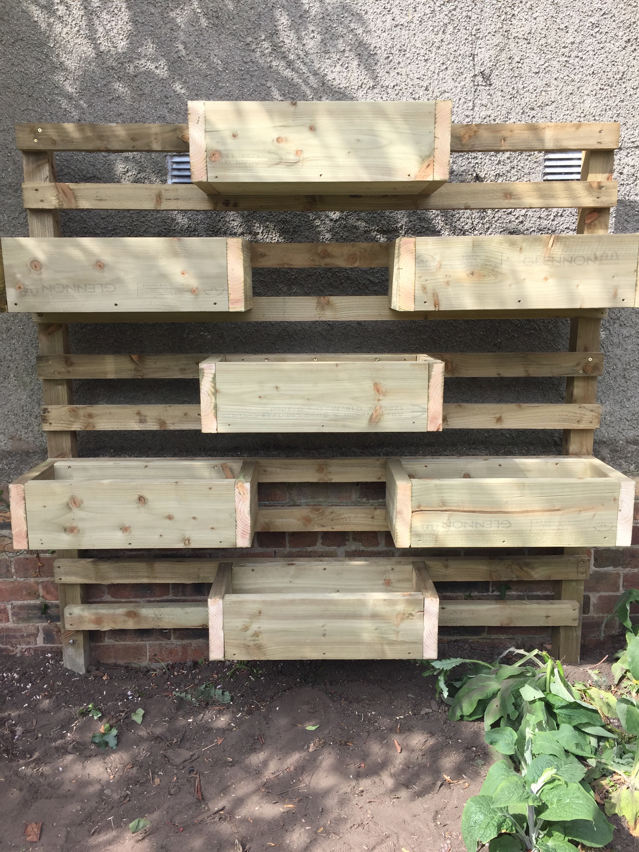 Wooden_Vertigal_Garden.jpg