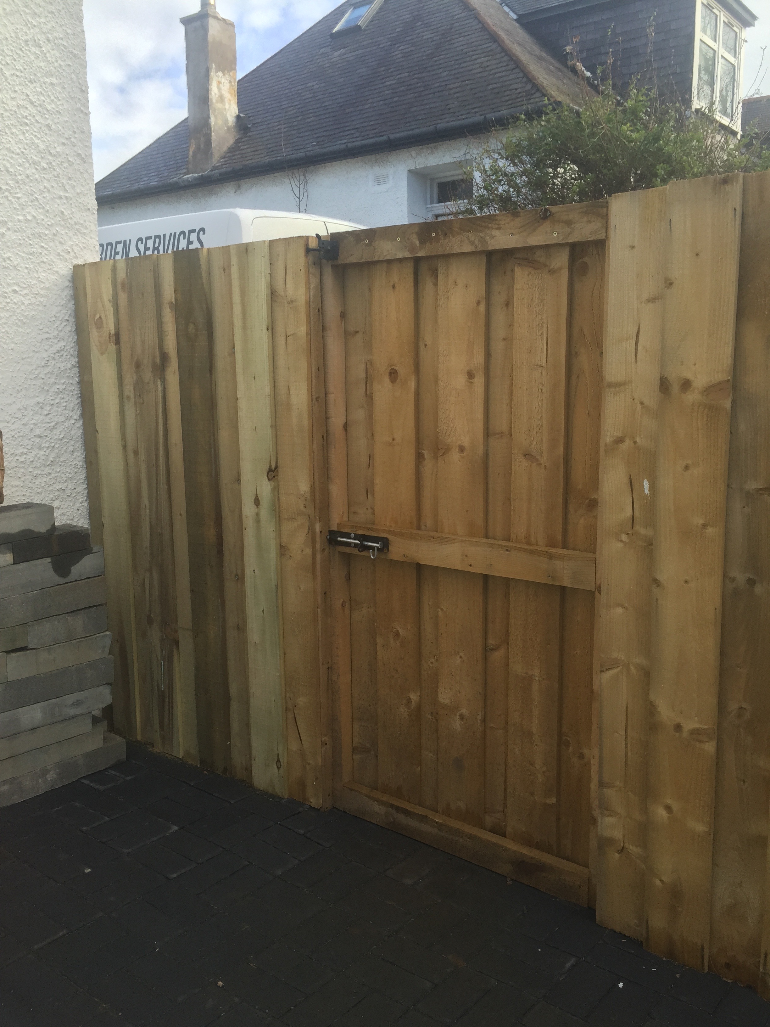 Wooden_gate_palisade_fencing.jpg