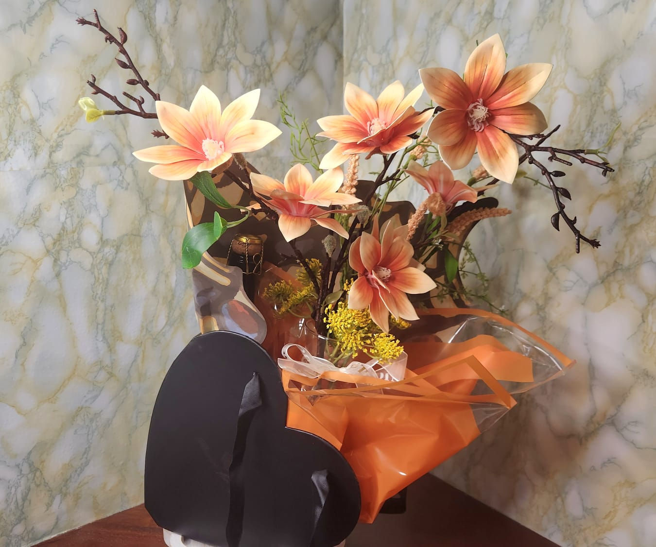 Arreglo Floral, Corazón y Vino