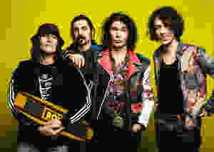 Gli Zen Circus al completo: da sinistra verso destra, Massimiliano "ufo" Schiavelli, Karim Qqru, Andrea Appino e Francesco Pellegrini; credit to Ilaria Magliocchetti