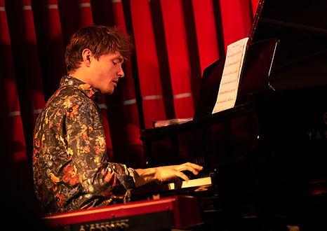 Piano Teacher teaching children in London. Teaching piano Lessons at home.