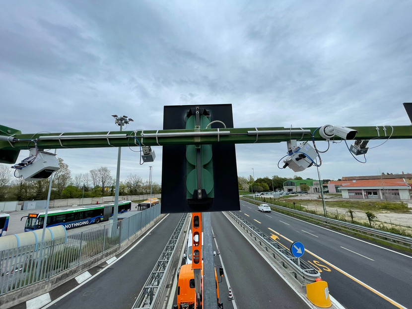 Impianto semaforico con sistema di rilevazione infrazioni installato