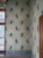 Behangsel met zigzag-patroon en blauwe leeuwtjes