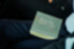 Buch mit Aufschrift: Die Würde des Menschen ist unantastbar auf Schoß