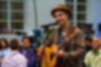 Musiker Maxim spielt Gitarre, fotografiert von einem Eventfotograf NRW.