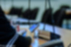 Hand am Smartphone bei Konferenz, Eventfotograf NRW
