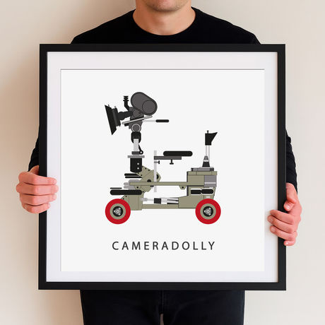 Oude studio camera op een klassieke cameradolly, kunstwerk dat filmische beweging en nostalgie uitstraalt