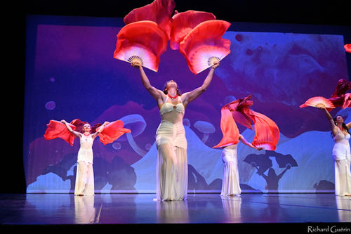 Ballet Samsarah, Spectacle Mami Watta
Tableau du rêve en rouge et blanc, Eventail
(Chorégraphie Sarah)