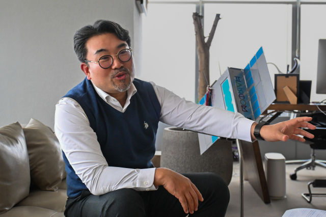 최명진 한컴인스페이스 대표가 26일 대전 유성구 한컴인스페이스 본사에서 서울경제신문과 인터뷰하고 있다.