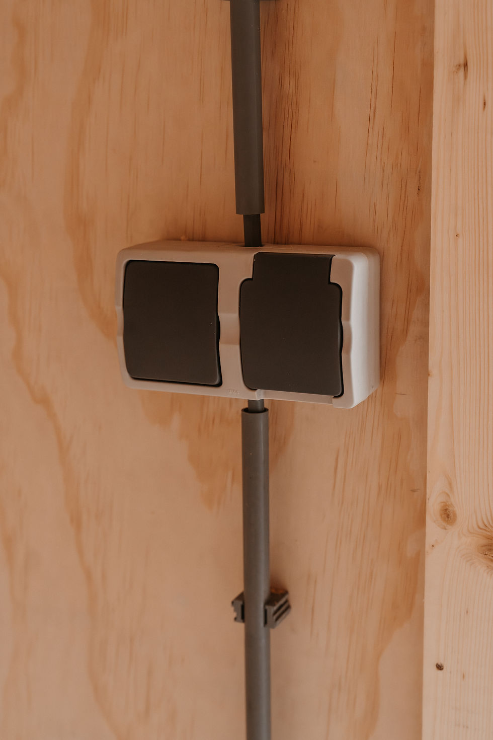 Close-up van een moderne Douglas houten overkapping met geïntegreerde verlichting