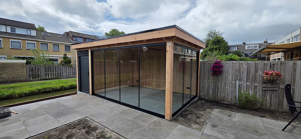 Breedbeeld van een moderne houten veranda met berging en tuinmeubilair