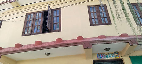 Dans une petite rue calme de Katmandou