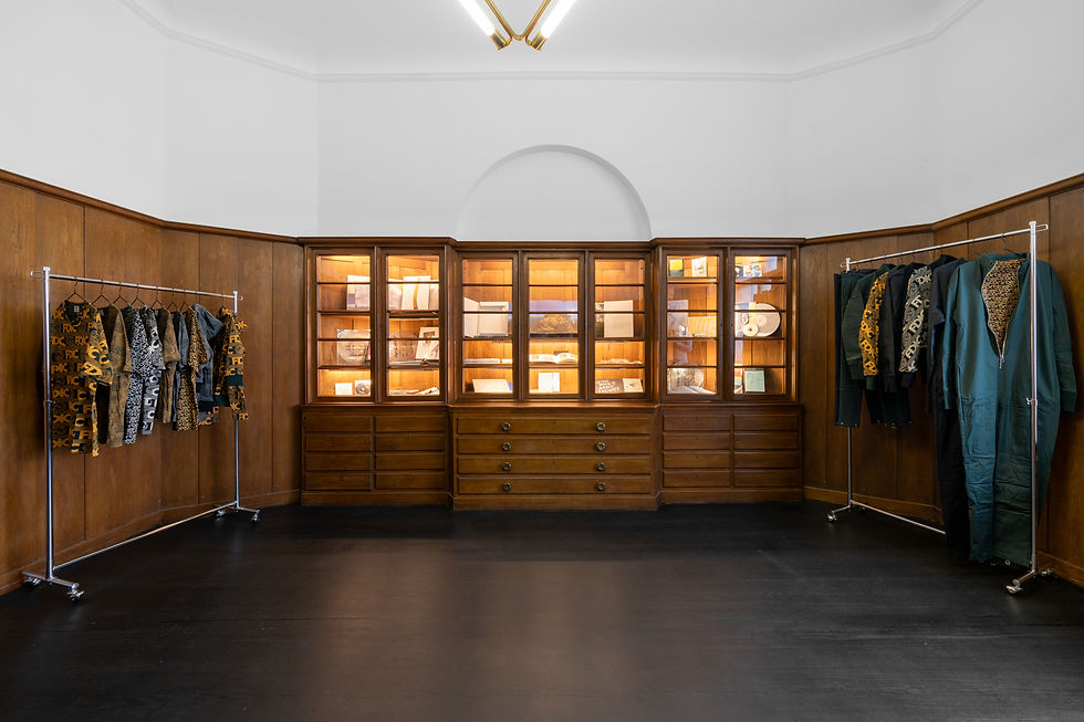 “Portals”展览现场,赛斯·普莱斯(Seth Price),Galerie Isabella Bortolozzi,柏林,2025。图片致谢艺术家及Galerie Isabella Bortolozzi(柏林)。摄影:© Graysc