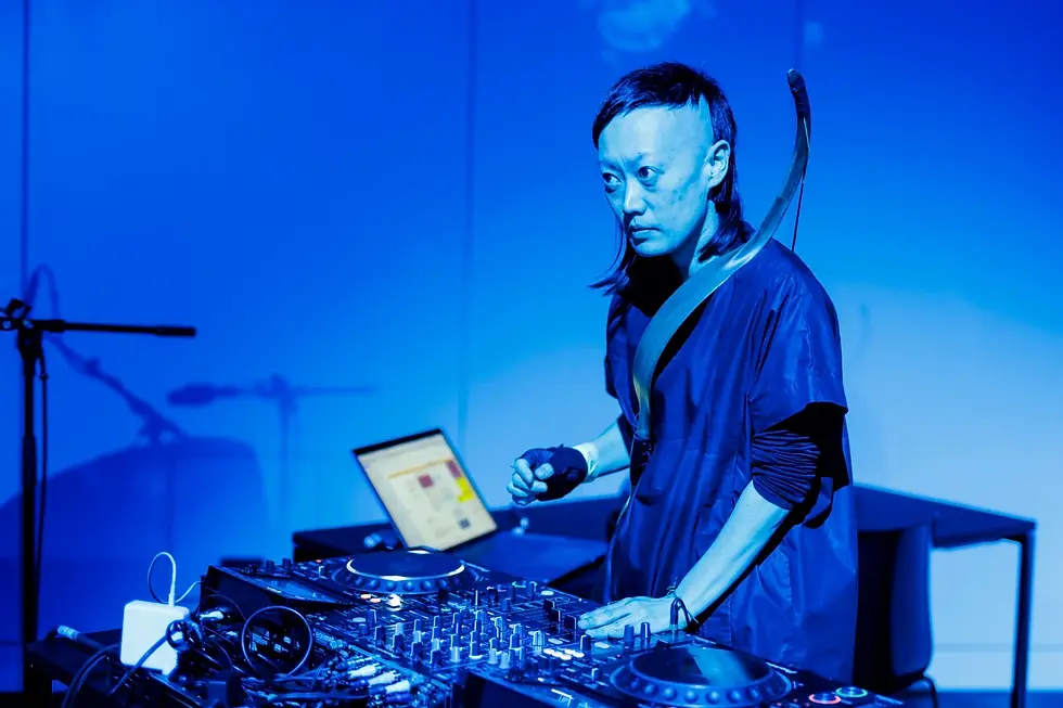 革命:幽灵的箭矢,铃木美惠子在演出现场,2023,摄影:Frank Sperling