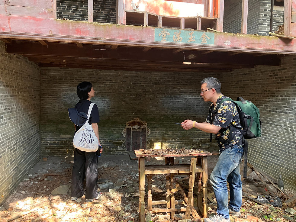 冰煌和典宇在他外婆的祖屋中,2025年4月21日。图片致谢本文作者