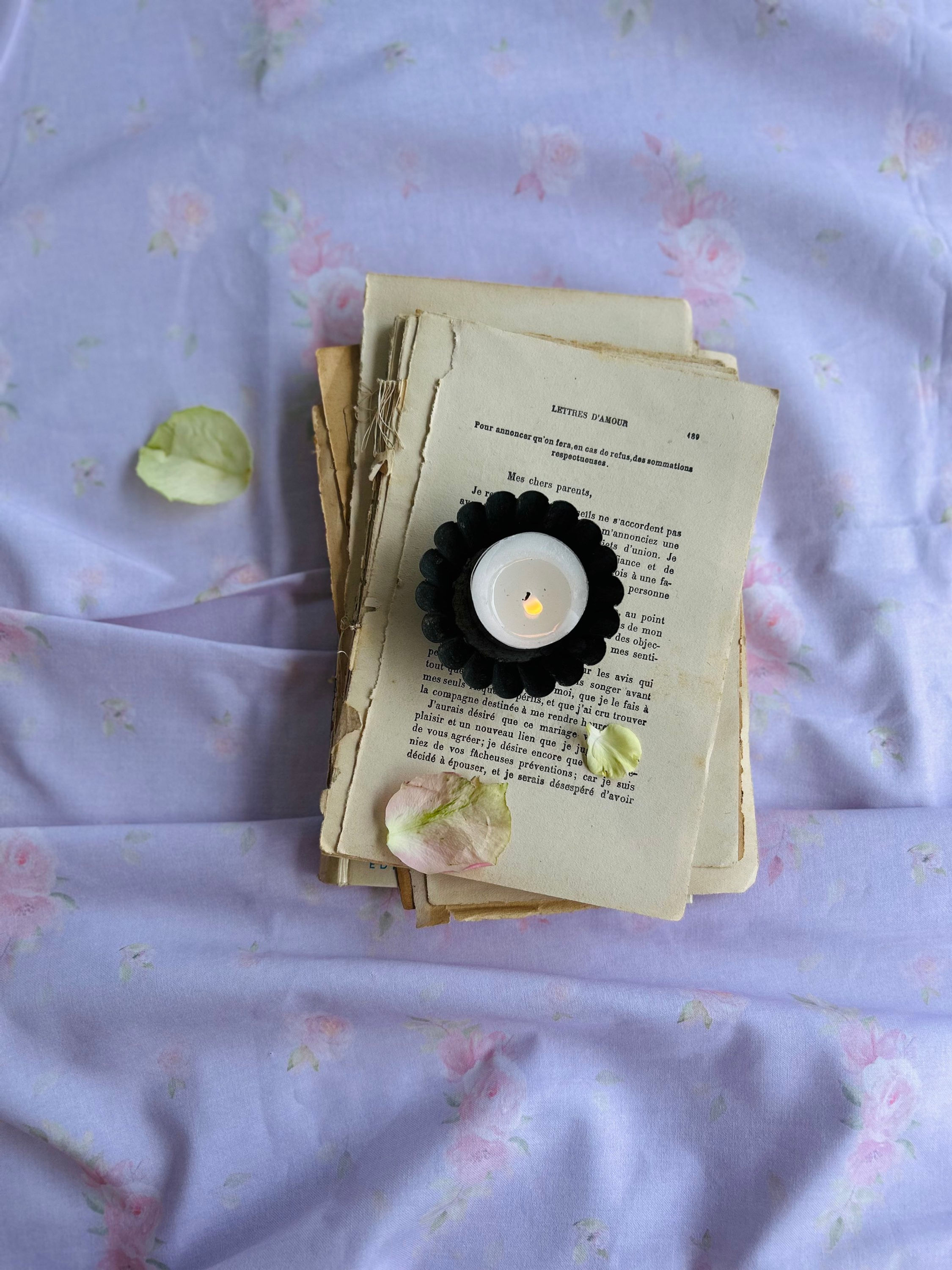 Baumwolle- Cottage Stoff: Delicada on Lav.