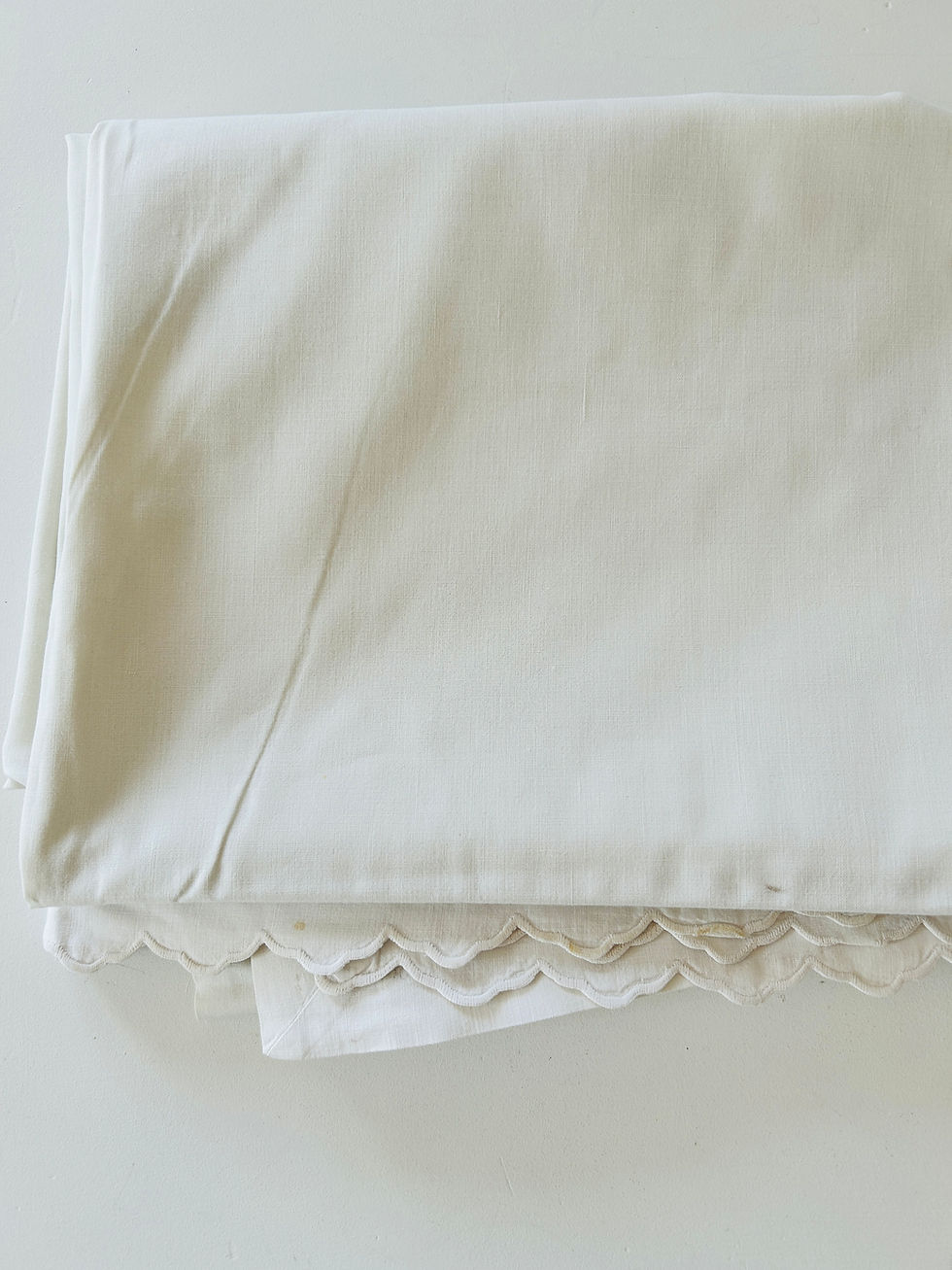 Miniaturbild: Vintage Bettlaken aus reiner Baumwolle mit Bogenrand (140x220 cm)
