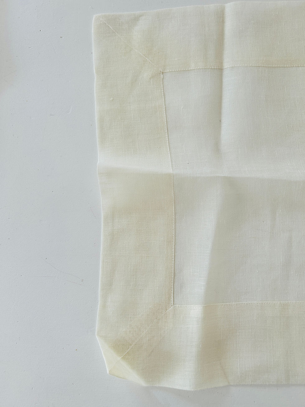 Miniaturbild: Edler Vintage Leinen-Tischläufer (140x47 cm) – Eierschale mit Briefecken