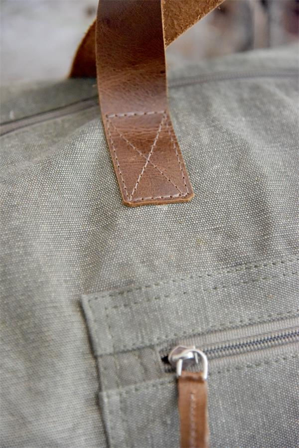 Miniaturbild: Reisetasche mit coolen Lederdetails -