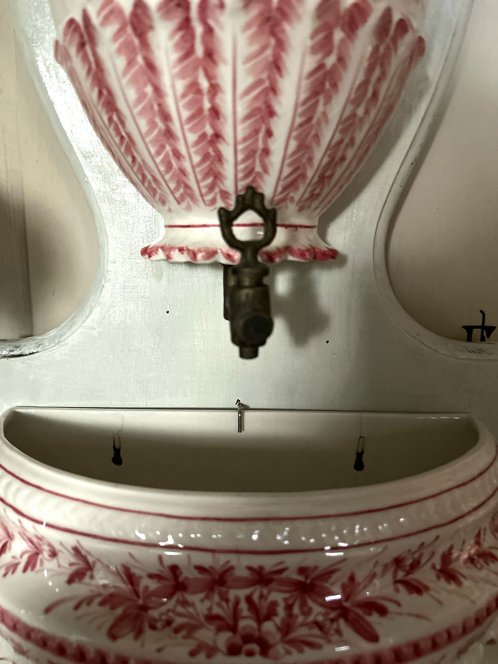 Miniaturbild: antikes französisches Wand-Lavabo (Wasserbecken mit Reservoir) 