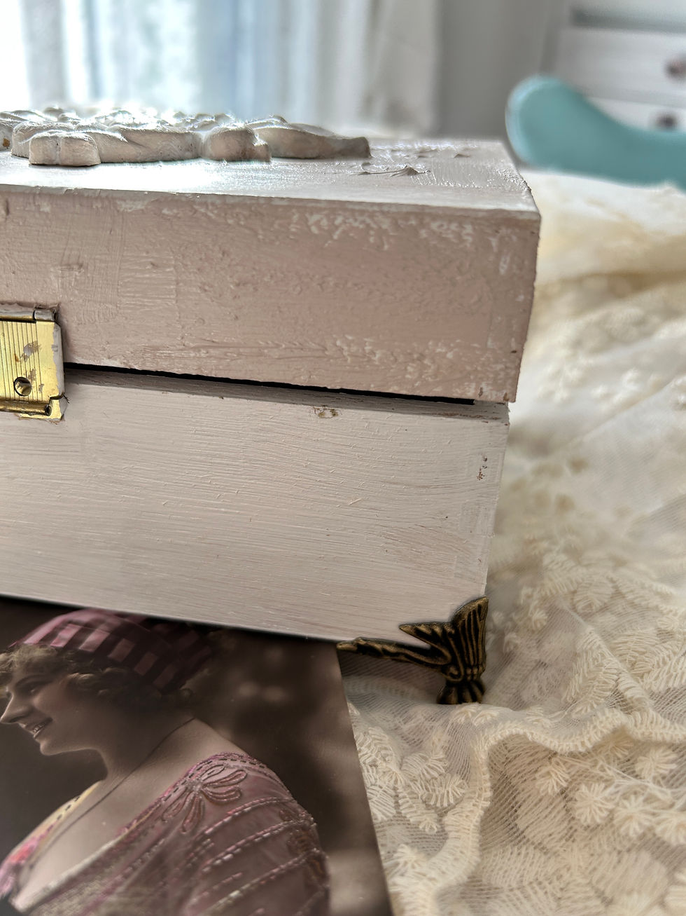 Miniaturbild: Edle Shabby-Chic Schatzbox „Filigran“ mit Metallfüßen