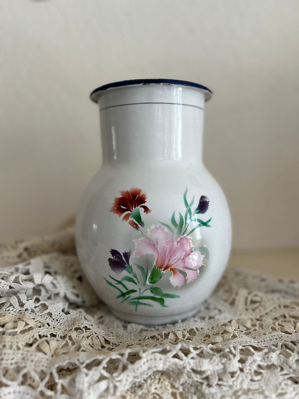 Miniaturbild: Antike französische Emaille-Krug: Nostalgie pur mit Nelkenmotiv
