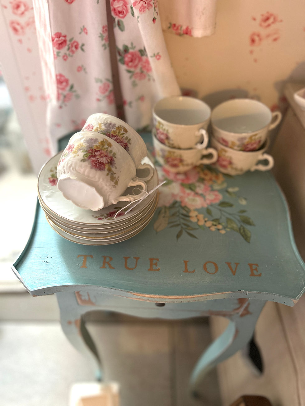 Miniaturbild: Französisches Brocante-Juwel: Handveredeltes Beistelltischchen „True Love“