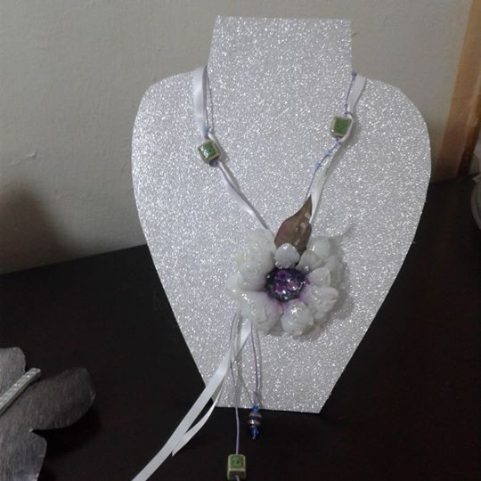 Collar Rosa Blanca