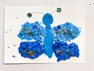 Ein Schmetterling mit selbst gemachter Plusterfarbe
