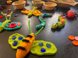 Das Foto zeigt wie Kinder aus Knete fantasievolle Insekten gestaltet haben