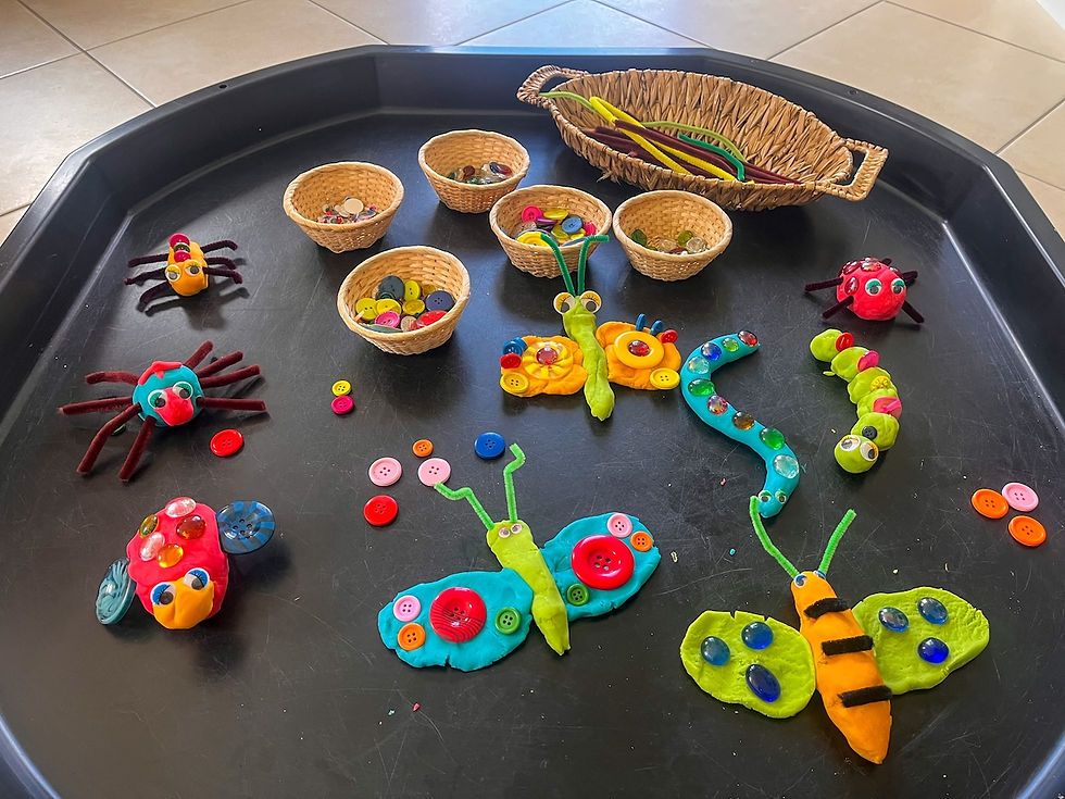 Das Foto zeigt, welche Insekten die Kinder aus Knetmasse und weiteren Materialien erschaffen haben