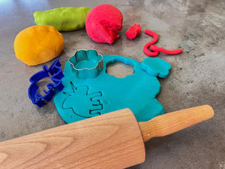 Es ist ein Foto zu sehen, das selbst gemachte Knete für Kinder im Einsatz zeigt