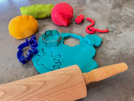 Es ist ein Foto zu sehen, das selbst gemachte Knete für Kinder im Einsatz zeigt