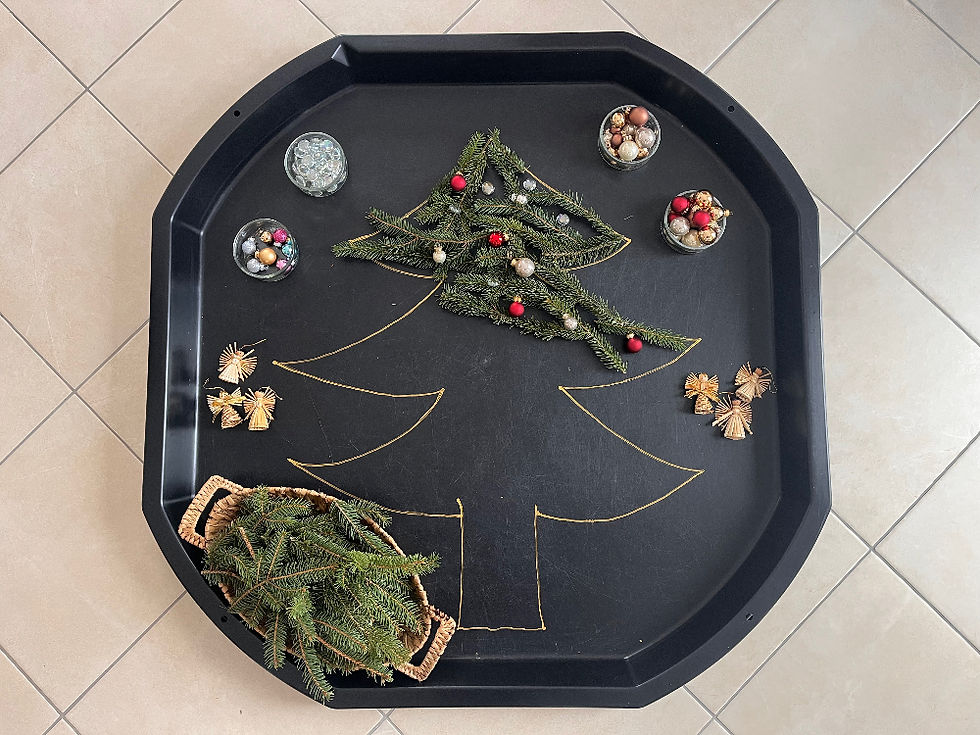 Auf dem Bild ist eine Tuff Tray-Idee zu sehen, mit dem Thema "Christbaum" für den Advent mit Kinder