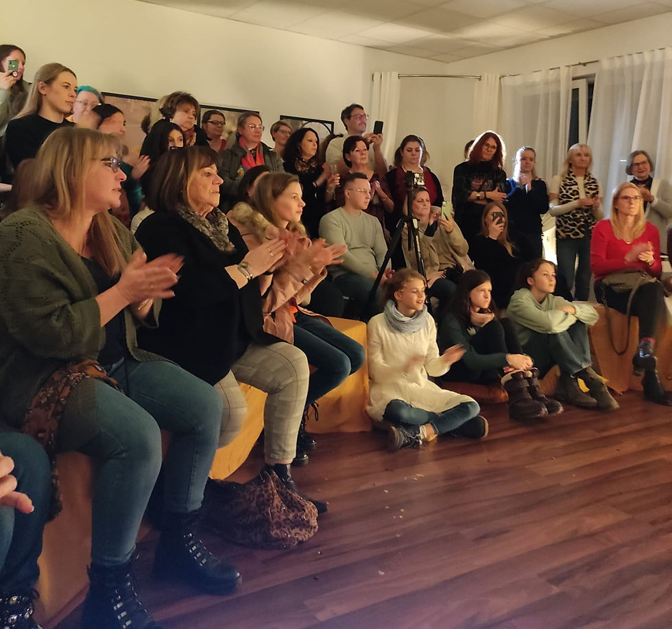 Volles Studio bei der offiziellen Eröffnung am 04.03.2023