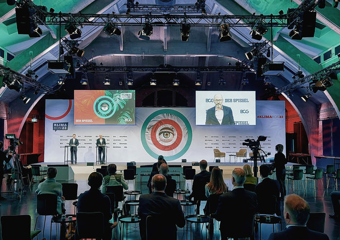 Moderation auf einer Bühne bei einem Corporate-Event.