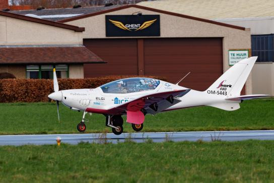 Zara Rutherford en su avión ULM Shark UL