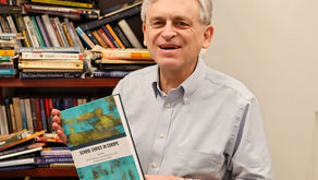 El profesor Robert Maranto con su libro