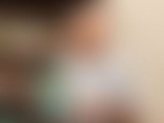 El profesor Robert Maranto con su libro