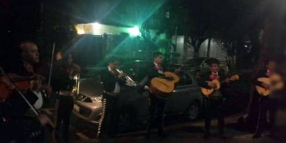 Hombre Descubre Infidelidad De Su Esposa Con Mariachi En Plena Serenata