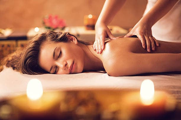 massaggio tailandese con utilizzo di olio per rilassare il tuo corpo in centro a firenze in piazza santo spirito, thai massage in florence center in santo spirito square