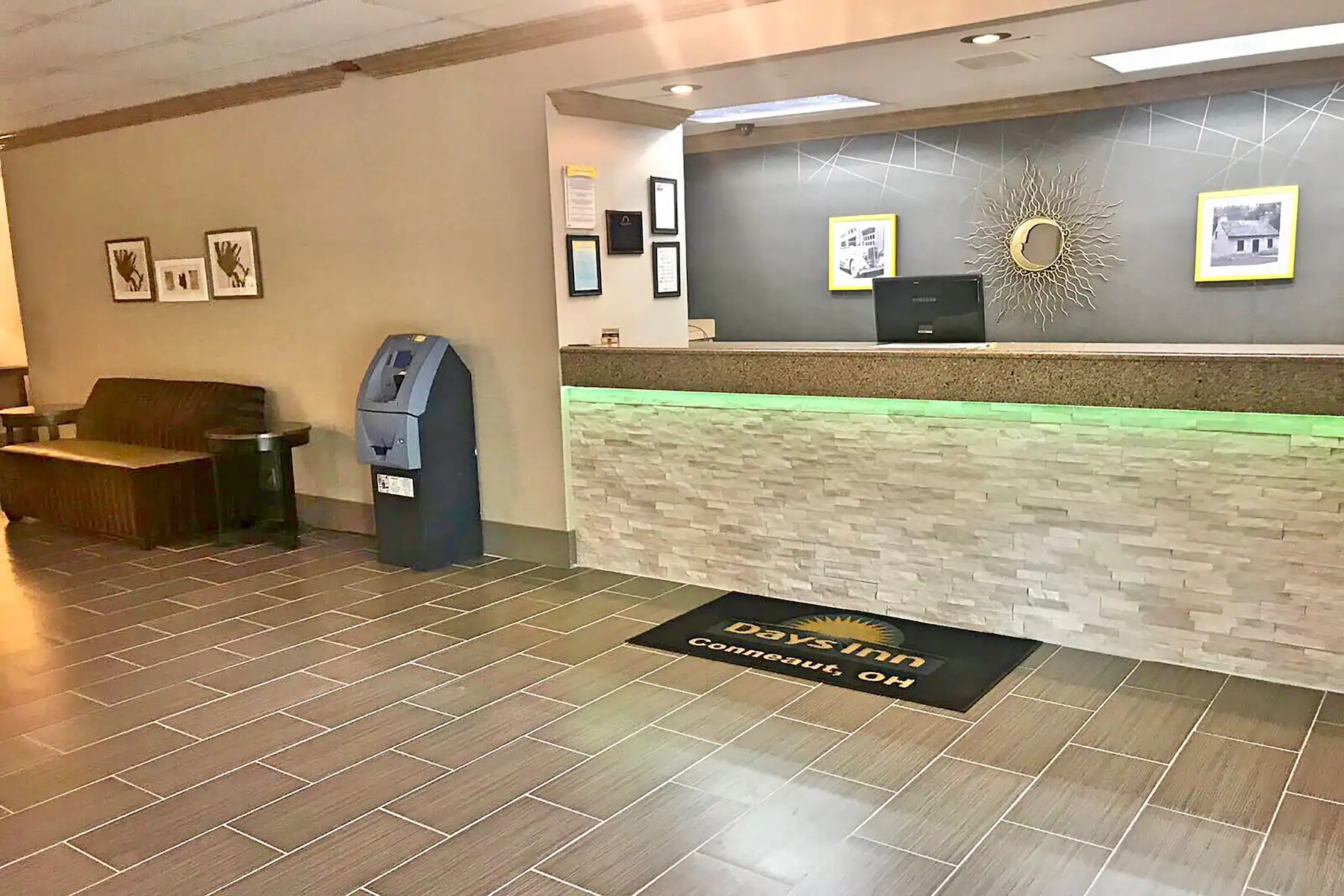 04673_lobby_view_11